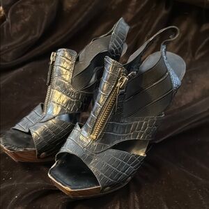 Chic Black Croc-Embossed Heels with Zipper